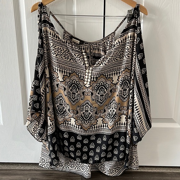 Light and airy top with string shoulders and flouncy sleeves - Picture 1 of 5